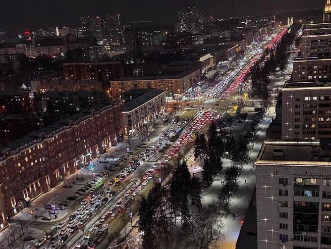 Проспект Ленина заполнен непрерывным потоком автомобилей | Источник: читатель 74.RU