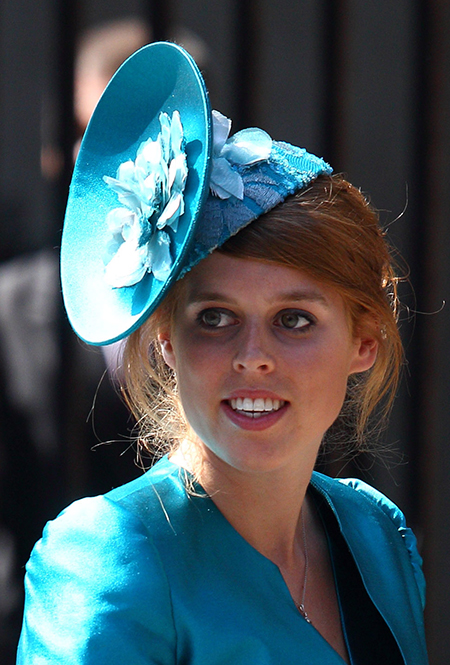 Самые нелепые шляпы королевы Англии