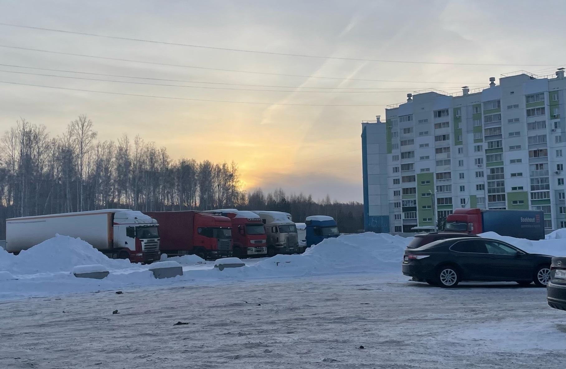 Водители большегрузов облюбовали один из дворов в челябинском микрорайоне  Парковый. Задыхающиеся о выхлопных газов жители не могут решить проблему.  Что о ситуации думают в мэрии и Следственном комитете - 28 января 2024 -  74.ру