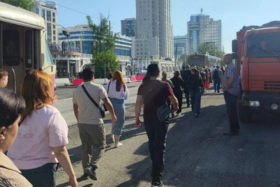 Екатеринбуржцы добирались на работу пешком из-за остановки трамваев