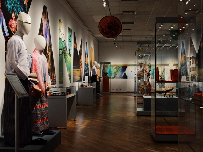 Экспозиция занимает просторный зал на третьем этаже музея. | Источник: Маргарита Резникова / NGS.RU