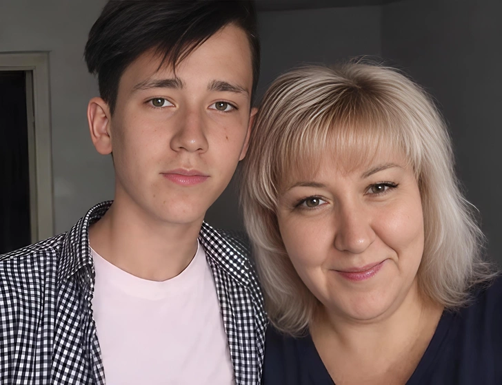 48-летняя Елена и ее 24-летний сын Данила | www.starhit.ru