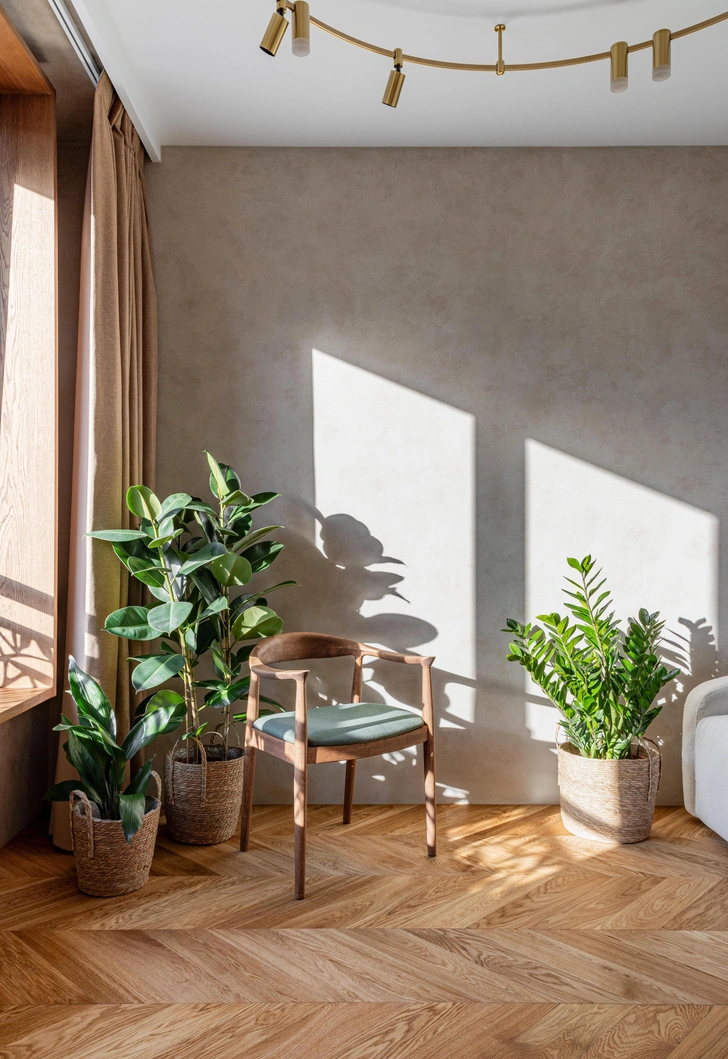 Декоративная штукатурка, Chic Decor. Оконный портал отделан МДФ в шпоне из фанеры. Люстра, «Центрсвет». | Источник: Михаил Бравый