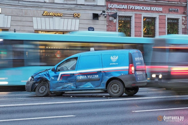Каршеринг и машина «Почты России» столкнулись на Невском проспекте | Источник: Михаил Огнев / «Фонтанка.ру»