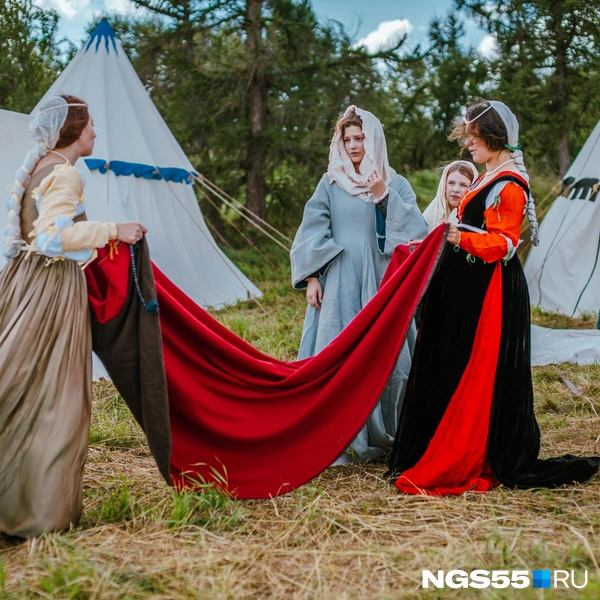 Девушки словно сошли с картины | Источник: Кирилл Башинский / NGS55.RU