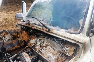 Автомобиль загорелся у деревни Лукшино: водитель сам справился с пламенем