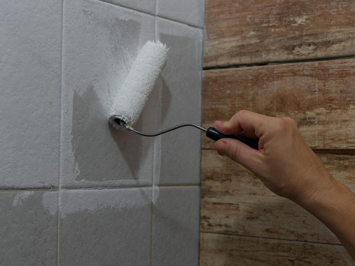 Ремонт без вложений: как покрасить плитку, чтобы спасти устаревшую ванную комнату