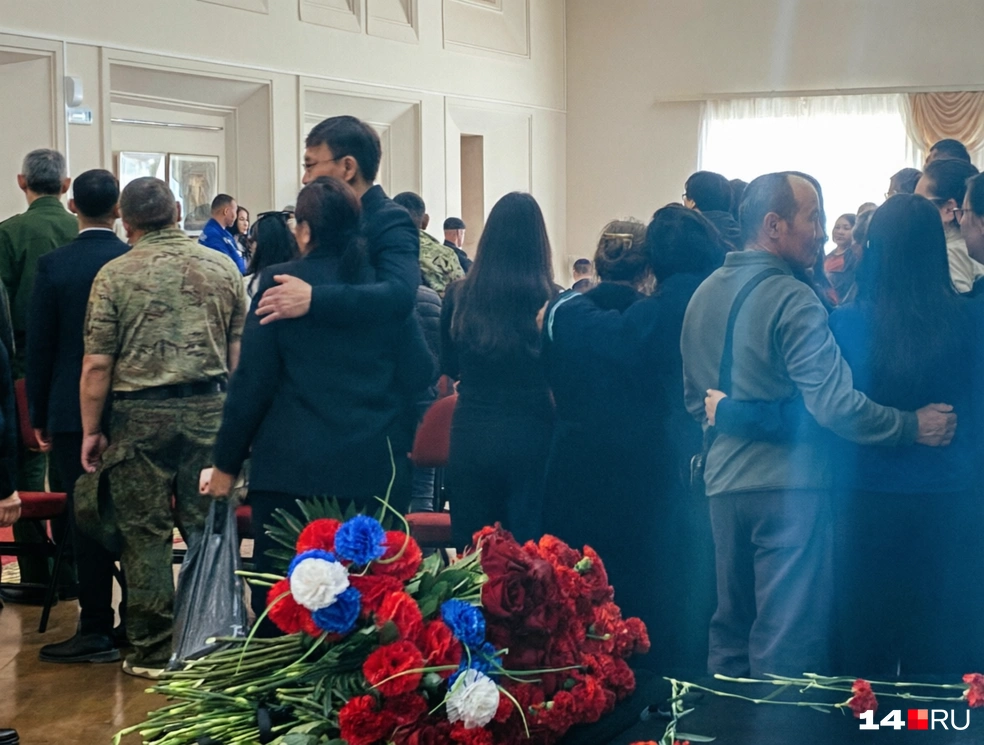 Руководитель Аппарата главы и правительства региона Георгий Михайлов плакал и оставался с родней Петрова до конца | Источник: Надежда Ефимова / 14.RU