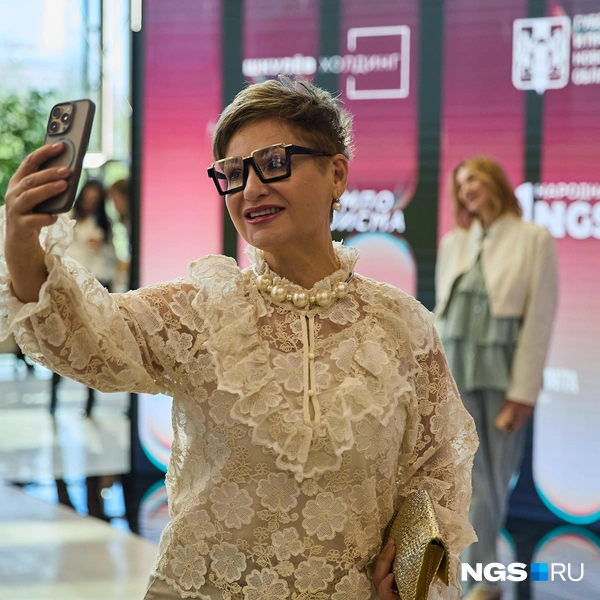 Фото на память — и бежать в зрительный зал (результаты голосования объявят совсем скоро) | Источник: Александр Ощепков / NGS.RU
