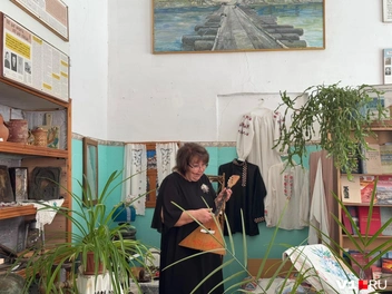 Балалайка — один из экспонатов школьного музея | Источник: Елена Рублева / V1.RU