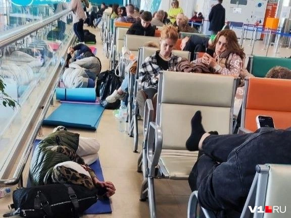 «Спасибо, что хоть накормили»: что происходит в аэропорту Волгограда, где пассажиры уже сутки ждут вылета | Источник: читатель V1.RU