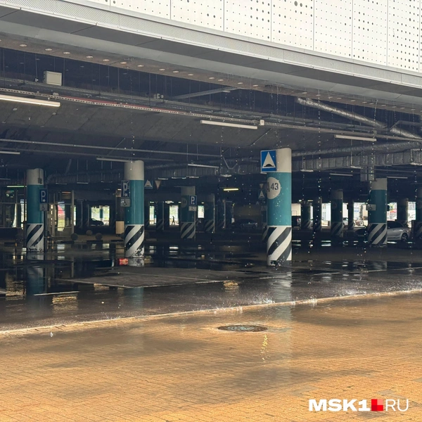 Парковка торгового центра пуста | Источник: MSK1.RU