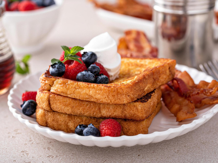 Завтрак мечты: как приготовить французские тосты с хрустящей карамелью и ванильным соусом