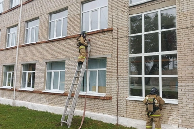Пожарные провели учения в Сосновской школе