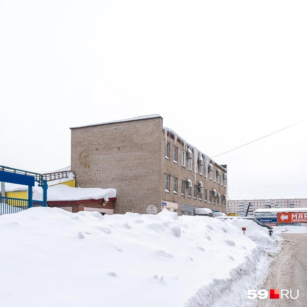 Участок неблагоустроен — здесь и общественные здания, и магазины, а вдалеке виднеются новостройки | Источник: Василина Любимова / 59.RU
