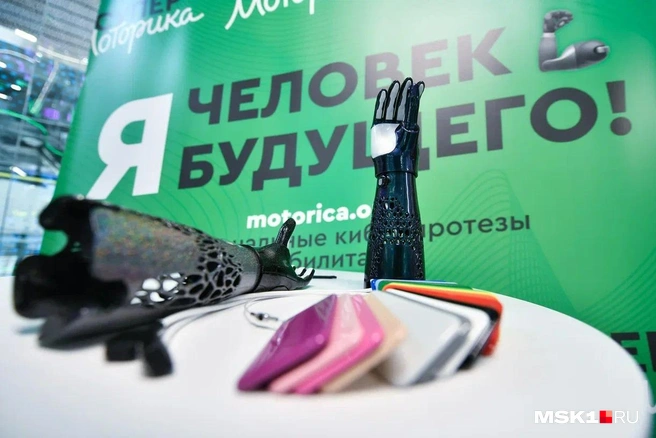 В клиентском центре можно выбрать цвет будущего изделия из палитры цветов. Также можно собрать из нескольких в специальном конструкторе на сайте компании, но такие варианты оплачиваются отдельно | Источник: Артём Устюжанин / MSK1.RU