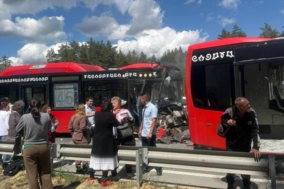 «Ехали на перегонки»: в Казани столкнулись два автобуса