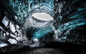 Синее сияние ледяных пещер