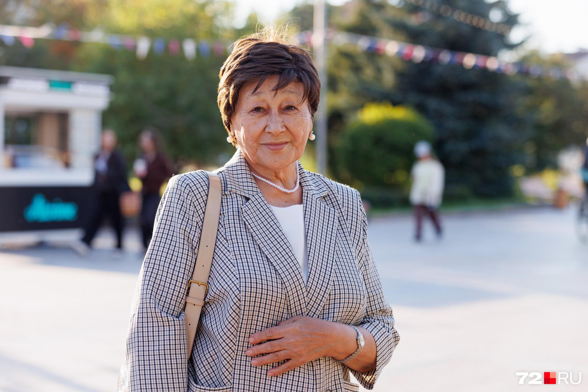 «Не жалейте себя и обязательно наряжайтесь»: 76-летняя тюменка поделилась секретами счастливой жизни