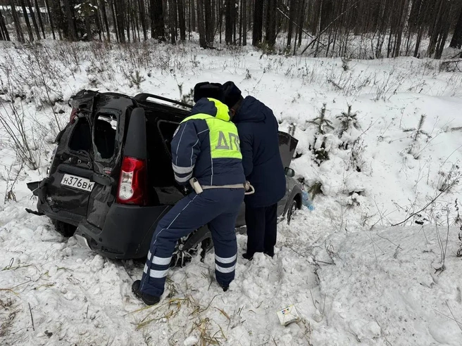 В автомобиле Lada пострадали три человека: младенец возрастом 10 месяцев, беременная женщина и молодой мужчина. | Источник: ГИБДД по Свердловской области