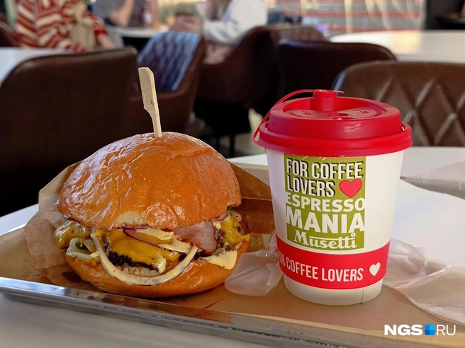 В новой бургерной решили сделать ставку на «раздавленные» бифштексы | Источник: Стас Соколов/NGS.RU