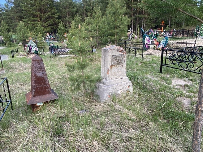 Время потихоньку разрушает старые могилы | Источник: Ирина Господаренко / NGS22.RU