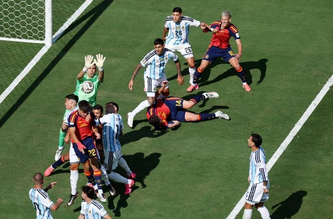 Мартинес отбивает мяч с углового | Источник: Fifa.com