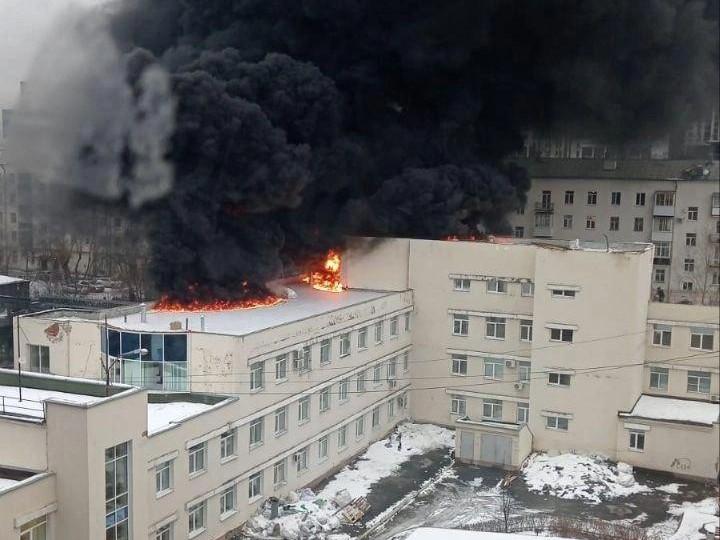 Черный дым, люди прыгают из окон: на Урале горит больница