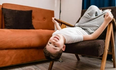 «Сядь прямо и не качайся на стуле»: почему эти фразы только вредят ребенку