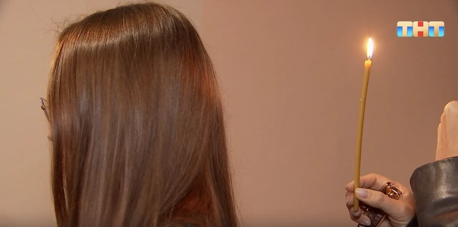 Ритуал со свечкой | Источник: Экстрасенсы. Битва сильнейших / Rutube.ru