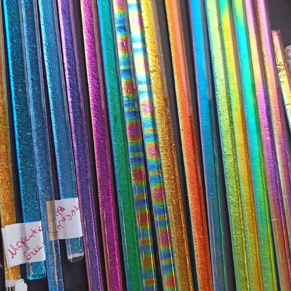 Полоски дихроического стекла выглядят так, будто их покрыли блестками, но это не блестки, а маленькие частички металла | Источник: предоставлено Ксенией Цыганковой
