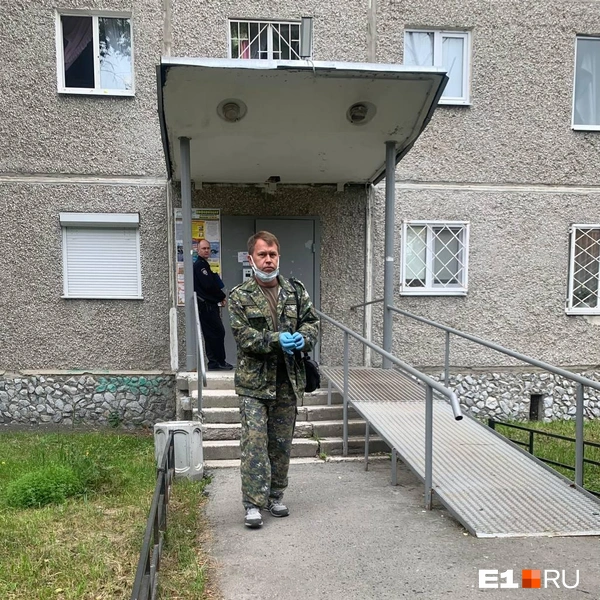 Из подъезда, где случилось ЧП, вышел эксперт | Источник: Дарья Манохина / Е1.RU