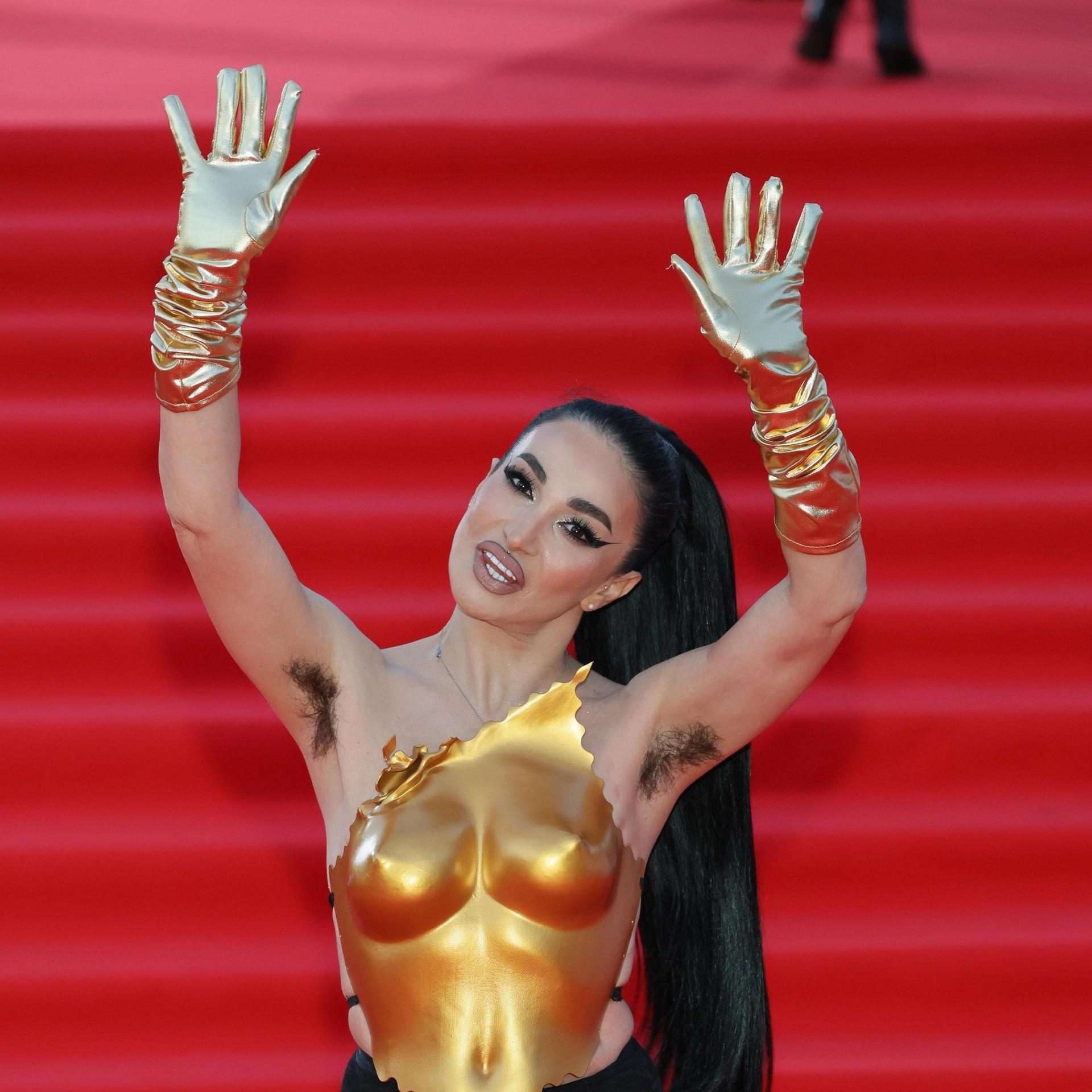 Не побрила подмышки, забыла юбку, оделась как Барби: самые обсуждаемые треш-образы с красной дорожки ММКФ-2026