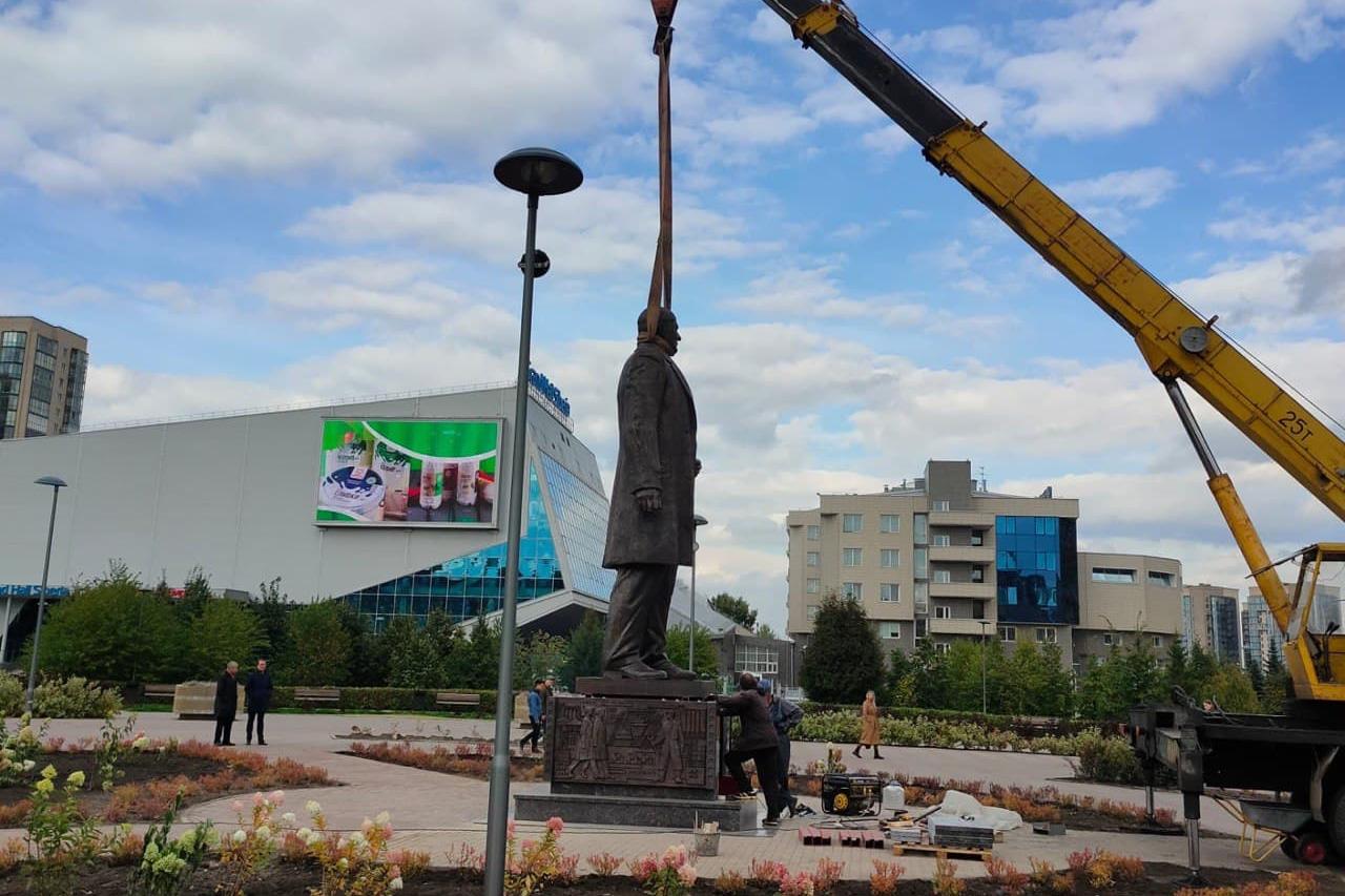 В парке на Взлетке установили 5-метровый памятник Павлу Федирко - 10  сентября 2021 - НГС24.ру