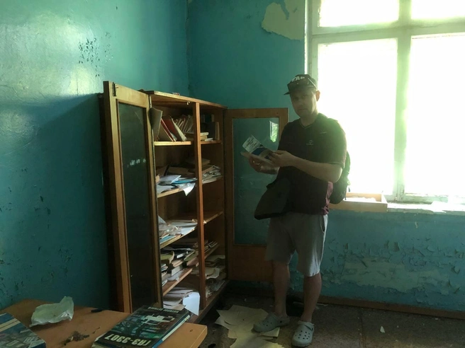 В кабинетах сохранились стеллажи с книгами | Источник: «Михаил Абдалкин. Голос рабочего» / T.me