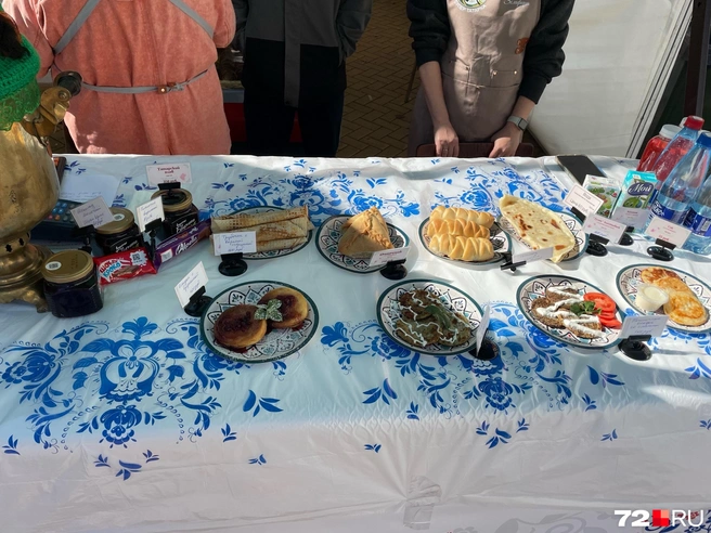 Стол с оладьями — с брусникой, кабачковые, печеночные, яблочные по 100-120 рублей | Источник: Радик Енчу / 72.RU