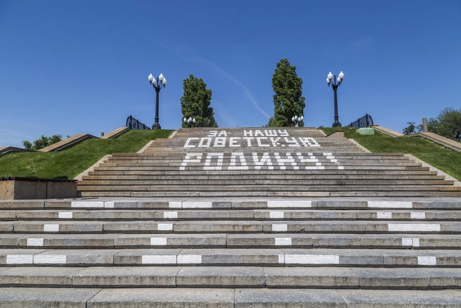 Надпись на центральной лестнице не вошла в предмет охраны | Источник: Константин Завриков / V1.RU