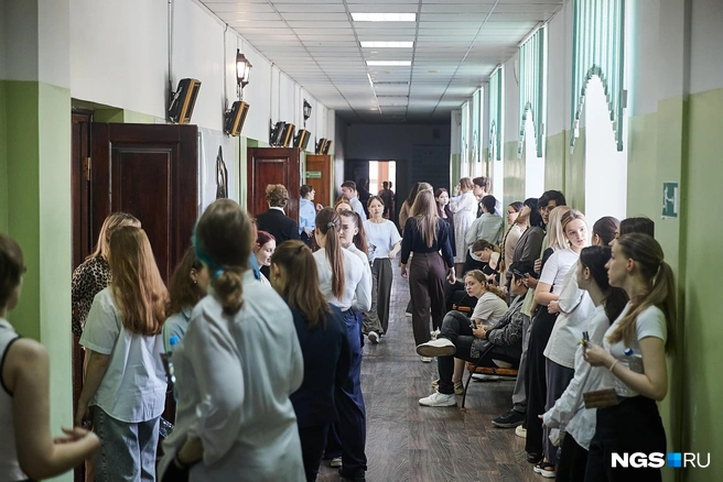 Желающих поступить в 10 класс много, но мест хватит не всем | Источник: Александр Ощепков / NGS.RU