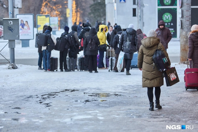 Перед входом в Госбанк тротуар посыпали специальным средством и лед растаял  | Источник: Александр Ощепков / NGS.RU