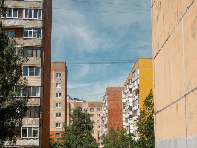 В этом дворе преобладают желтые и оранжевые оттенки | Источник: Александр Куренной / 76.RU