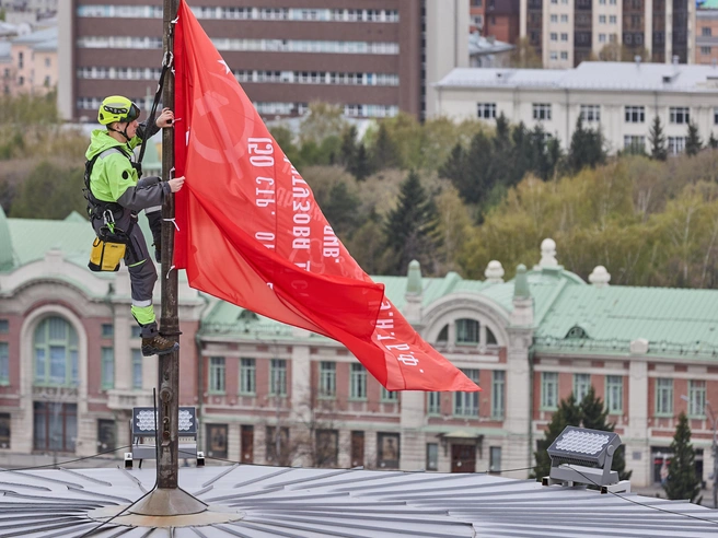 К подъёму флага привлекались опытные специалисты | Источник: Александр Ощепков / NGS.RU