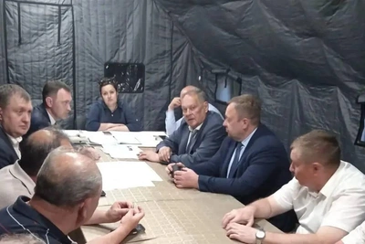 Рабочие дезинфицировали 1,9 га зоны прорыва коллектора в Энгельсе