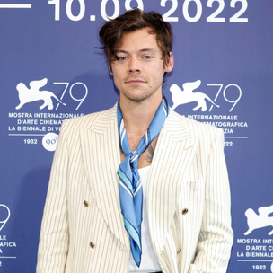 5 стильных пиджаков в полоску как у Гарри Стайлса на Венецианском кинофестивале 2022
