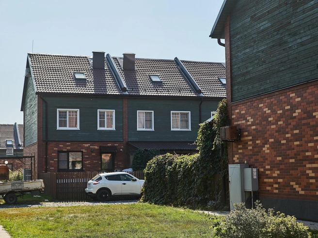 Первые таунхаусы больше напоминают зарубежный пригород, чем привычную российскую застройку | Источник: Александр Ощепков / NGS.RU