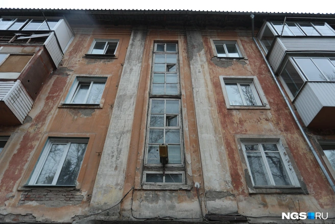 Жить в старом доме многие боятся, часть квартир уже опустела, но некоторым жильцам переезжать некуда | Источник: Андрей Бортко / NGS.RU