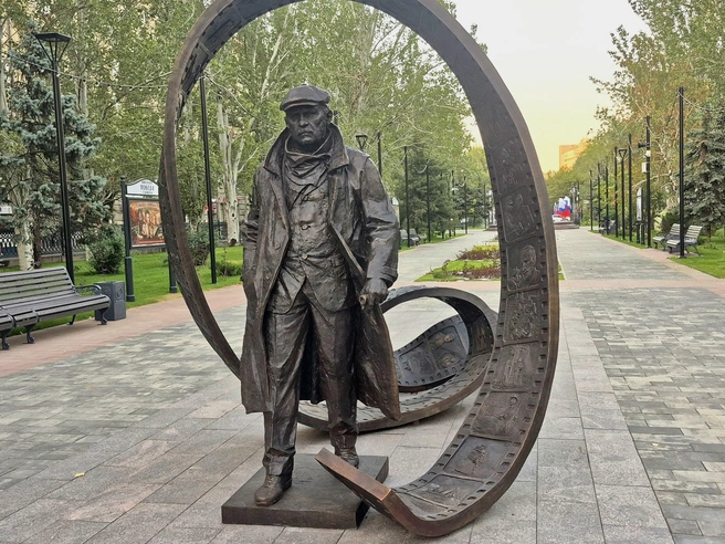 Станислав Говорухин задумчиво взирает на волгоградцев и гостей города | Источник: Ирина Яковлева / V1.RU