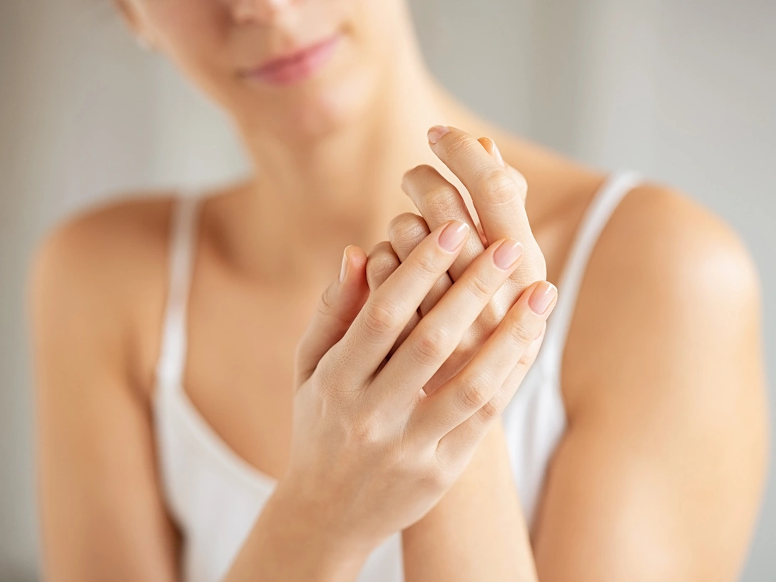Выдают возраст: 5 ошибок, которые ведут к старению рук (вы совершаете их каждый день) | marieclaire.ru