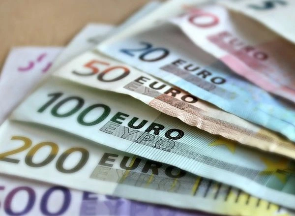Курс евро опустился до 82 рублей впервые с 8 апреля | ya62.ru