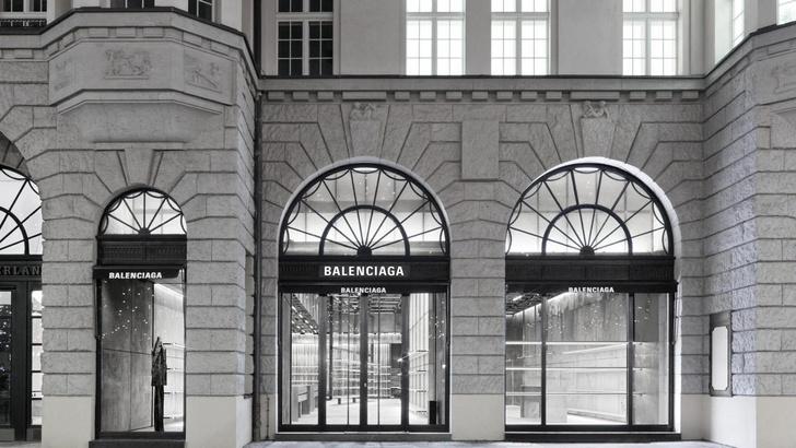 Фото №1 - Брутальный бутик Balenciaga открылся в Берлине