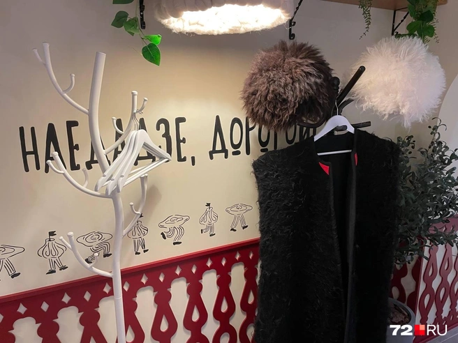 В кафе есть традиционная одежда народов Кавказа&nbsp;— две папахи и одна бурка | Источник: Радик Енчу / 72.RU